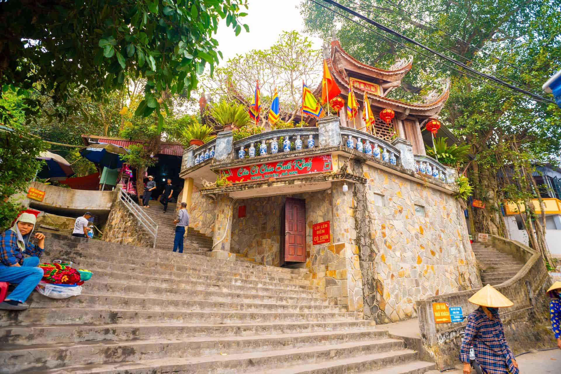 Đền Cô Chín Suối Rồng