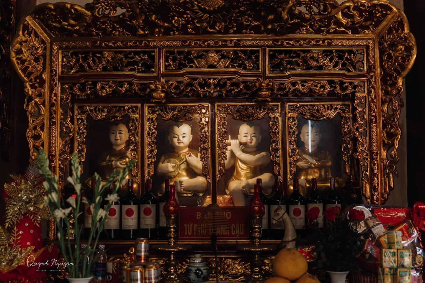 Các cậu thường hầu cận các Quan Hoàng trong Tứ Phủ Quan Hoàng và khi đó tên các cậu được đi theo tên ngôi thứ của các Quan Hoàng và chính là Cậu Bản Đền.