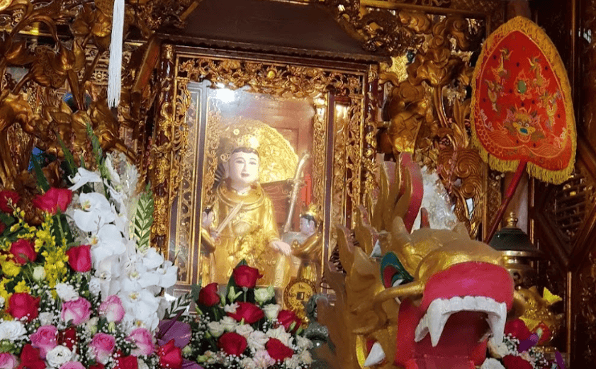 Cô Bé Cửa Suốt là cô bé thuộc hàng Vương Tôn trong Công Đồng Trần Triều