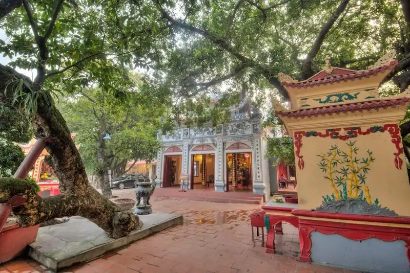 Phủ Tây Hồ nằm trên bán đảo lớn của làng Nghi Tàm, thờ Bà chúa Liễu Hạnh – một trong những đại diện đạo Mẫu ở Việt Nam