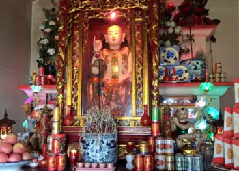 Cậu Bé Cửa Đông là ai ?