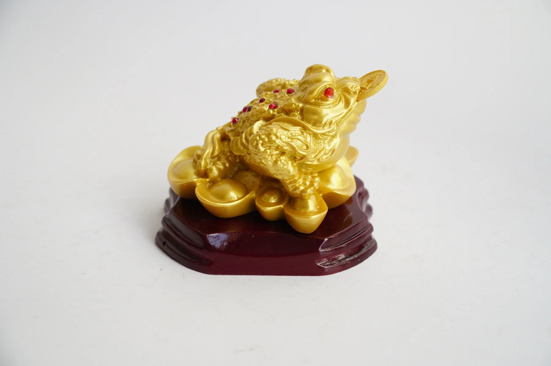 Vật phẩm phong thủy phòng khách: Hút tài lộc, may mắn & thịnh vượng 10 Tượng Cóc Thiềm Thừ nhũ vàng phát tài