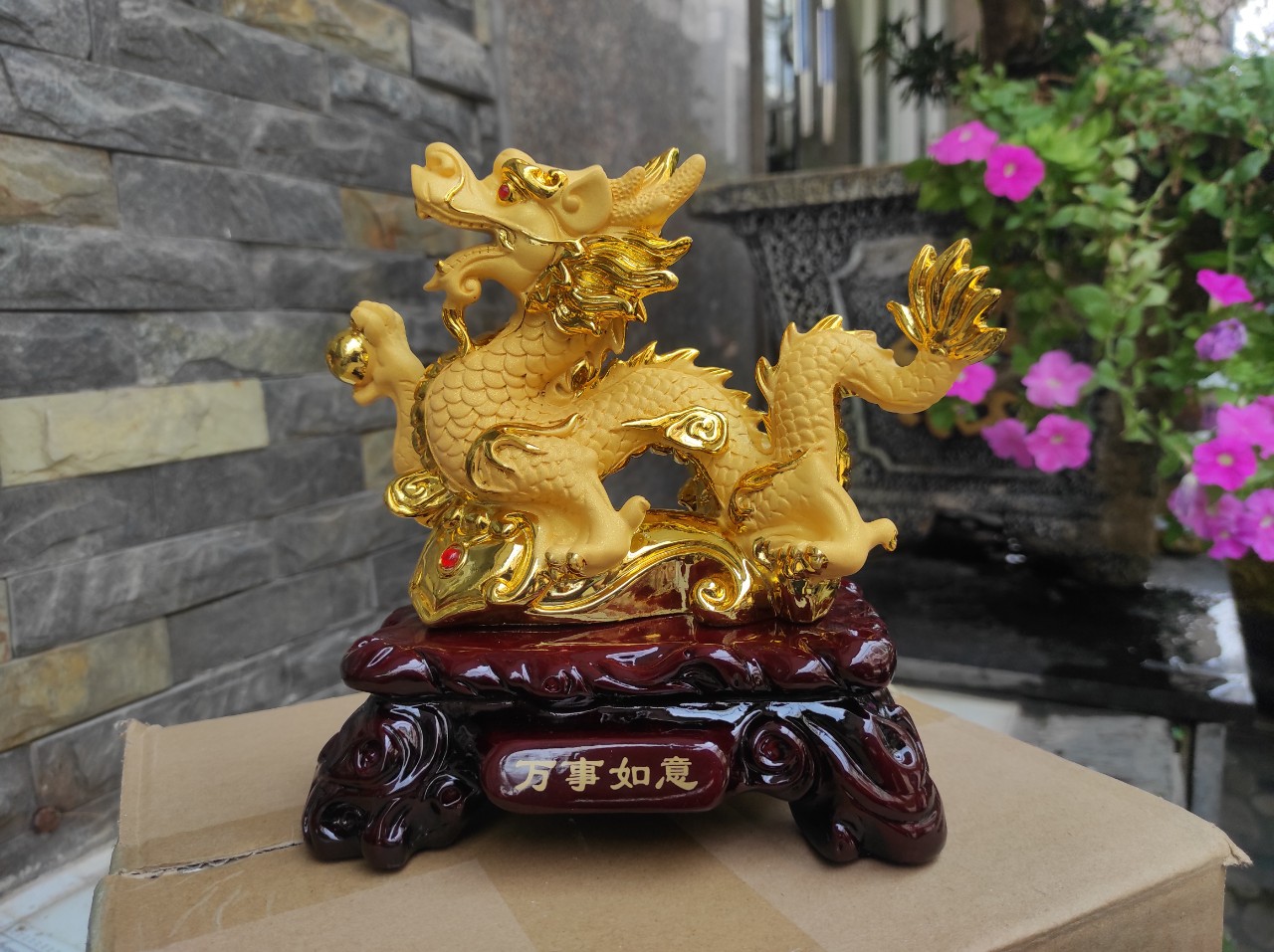 Vật phẩm phong thủy phòng khách: Hút tài lộc, may mắn & thịnh vượng 15 Tượng Rồng Vàng Phong Thủy