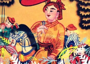 Quan Hoàng Tư khi ngự đồng mặc áo vàng, khăn chít mỏ rìu, cũng có khi mặc áo trần thủ, mạng chéo, đi cờ kiếm