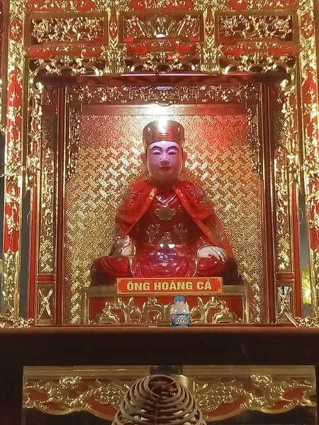 Quan Hoàng Cả là ai? 5 Quan Hoàng Cả ngài hay còn được gọi là Quan Hoàng Quận. Ngài là vị thánh đứng đầu trong Thập vị Quan Hoàng, có nhiệm vụ trông coi sổ sách thiên đình.