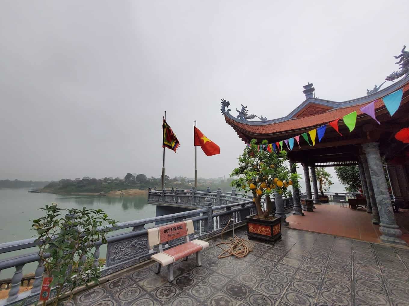 Đền Mẫu Thượng Tuyên Quang: Điểm Đến Tâm Linh Thiêng Liêng Bên Dòng Sông Lô 5 Đền Thượng nằm dưới chân núi Dùm Tuyên Quang