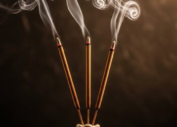 Tại sao khi thắp hương lại phải có 3 cây nhang
