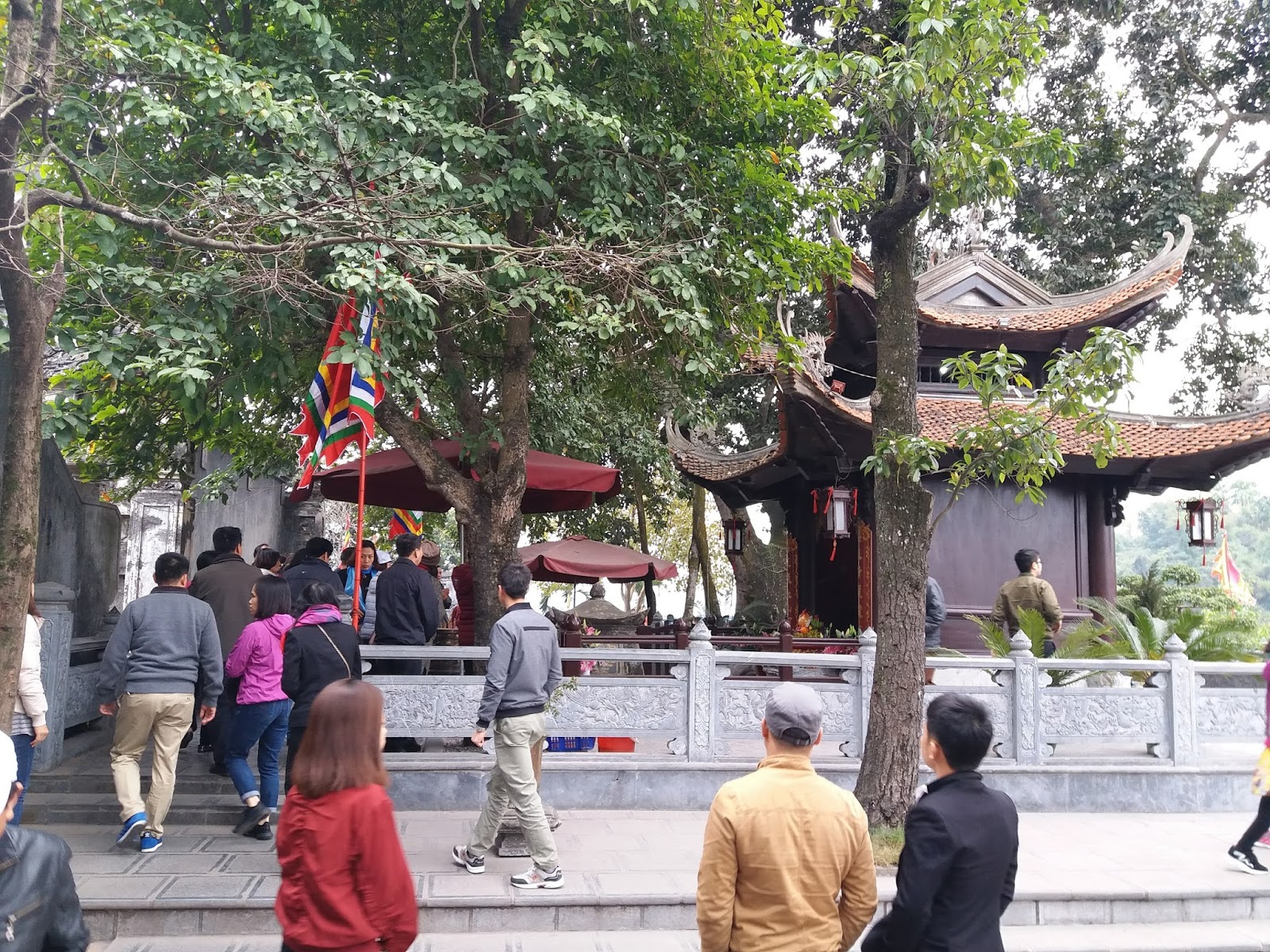 Đền Cửa Ông - Di Tích Tâm Linh Thờ Hưng Nhượng Đại Vương Trần Quốc Tảng 5 Lăng mộ Trần Quốc Tảng phía sau Đền Thượng