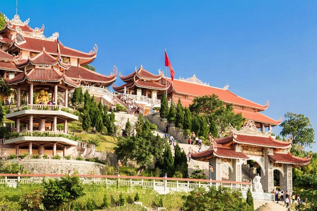 Chùa Cái Bầu được xây dựng trên nền của một ngôi chùa cổ có tên Phúc Linh Tự