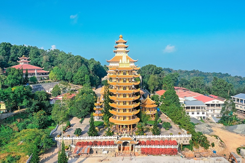 Kiến Trúc Độc Đáo Và Cảnh Quan Thanh Bình Tại Chùa Vạn Linh