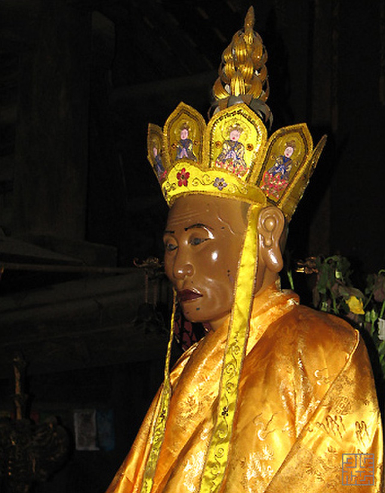 Tượng Thiền sư Từ Đạo Hạnh tại chùa Thầy