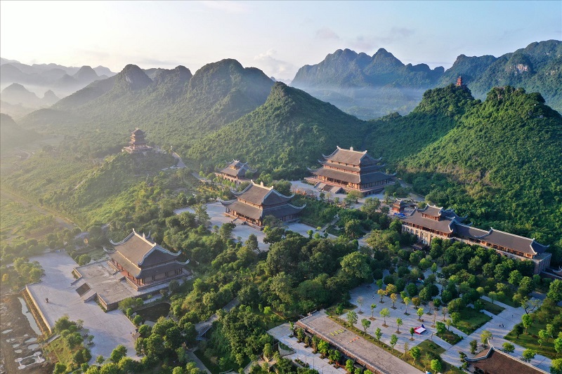 Toàn cảnh chùa Tam Chúc nhìn từ trên cao.