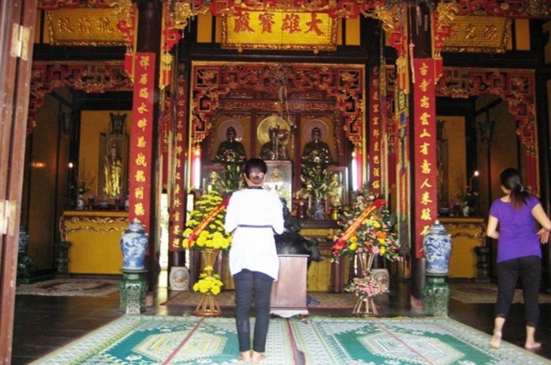 Bên trong Chánh Điện Chùa Báo Quốc, không gian trang nghiêm
