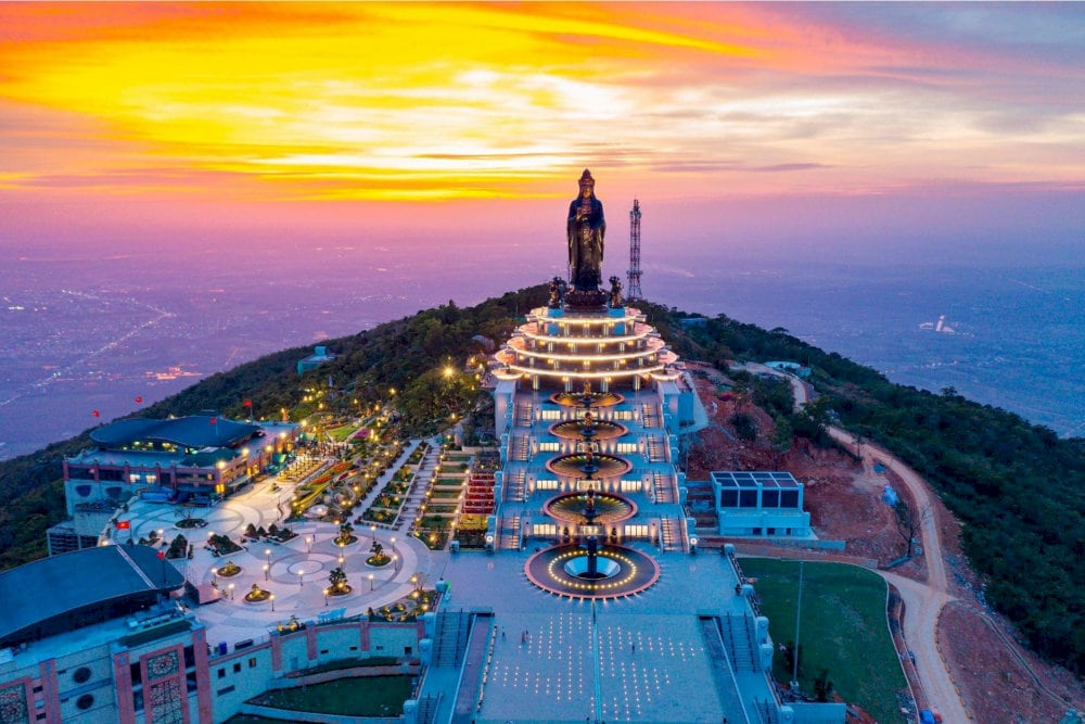 Chùa Bà Tây Ninh nằm trên lưng chừng núi Bà Đen