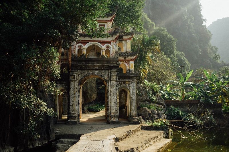 Chùa Bích Động tọa lạc tại xã Ninh Hải, huyện Hoa Lư, tỉnh Ninh Bình