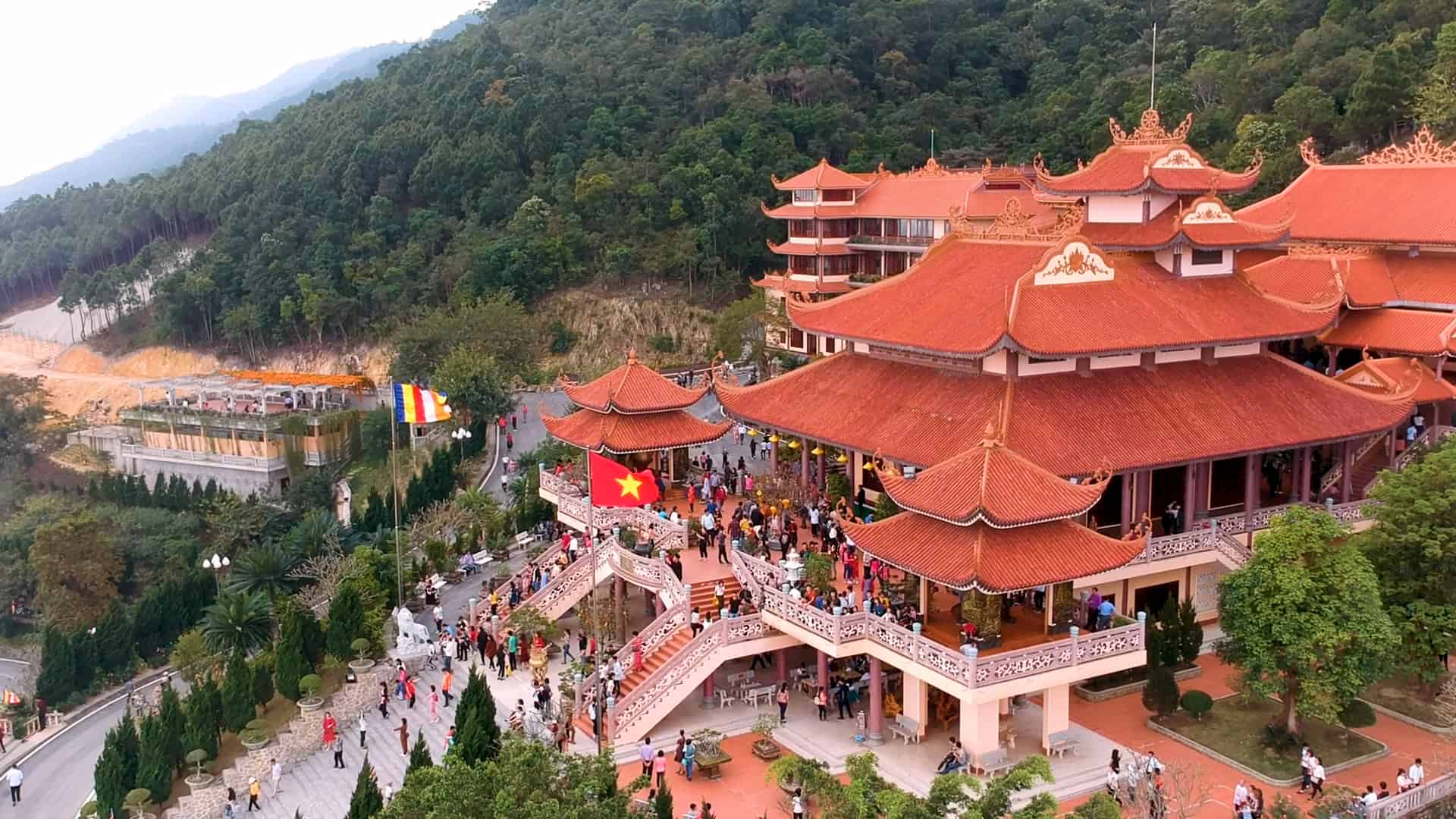Chùa Cái Bầu là một trung tâm hoạt động tâm linh sôi nổi, nơi diễn ra nhiều sự kiện và lễ hội quan trọng trong năm