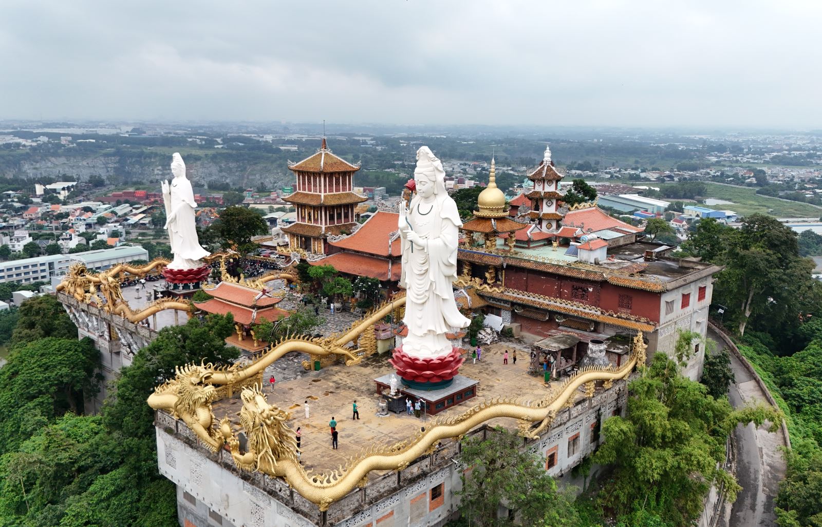 Chùa Châu Thới thờ phụng chư Phật cùng các vị Bồ Tát và thần linh
