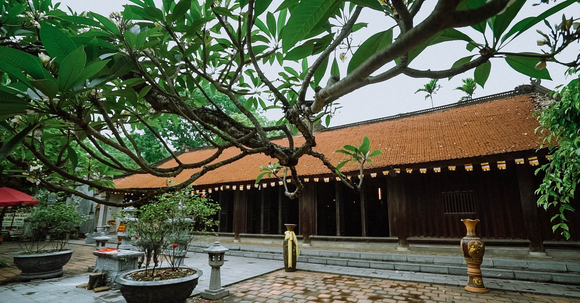 Chùa Vĩnh Nghiêm, còn được gọi là chùa Đức La