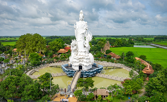 Chùa Gò Kén là nơi quy tụ đông đảo Phật tử và du khách tận hưởng không gian linh thiêng