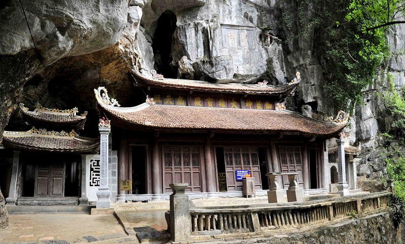 Chùa Trung một nửa chùa gắn vào hang động, một nửa lộ thiên Chùa Trung một nửa chùa gắn vào hang động, một nửa lộ thiên
