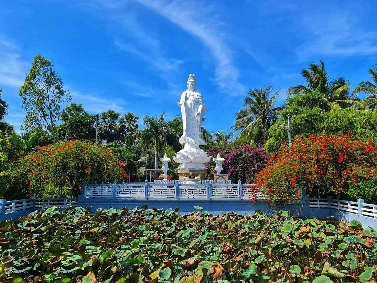 Chùa Lầu Phước Lâm Tự thờ Bồ Tát và các vị Phật Chùa Lầu Phước Lâm Tự thờ Bồ Tát và các vị Phật