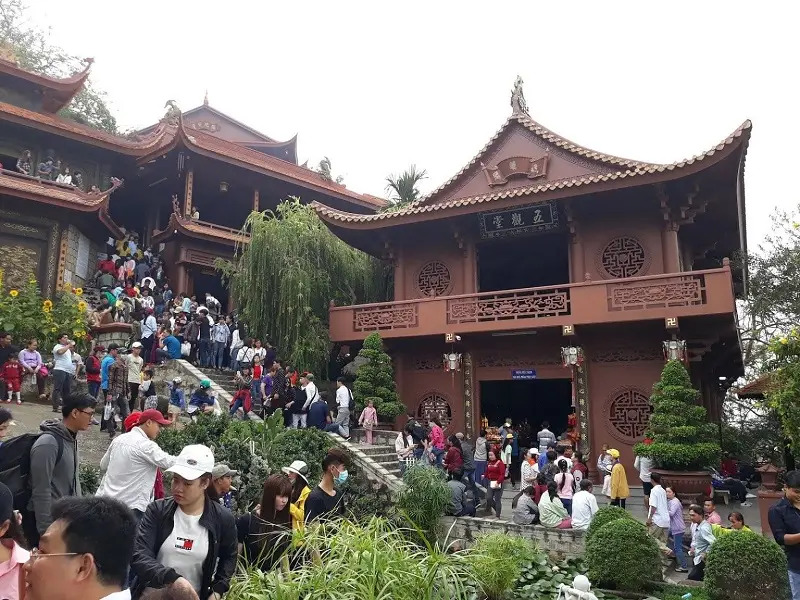 Du khách tham quan Chùa Hang, một điểm đến hấp dẫn của An Giang