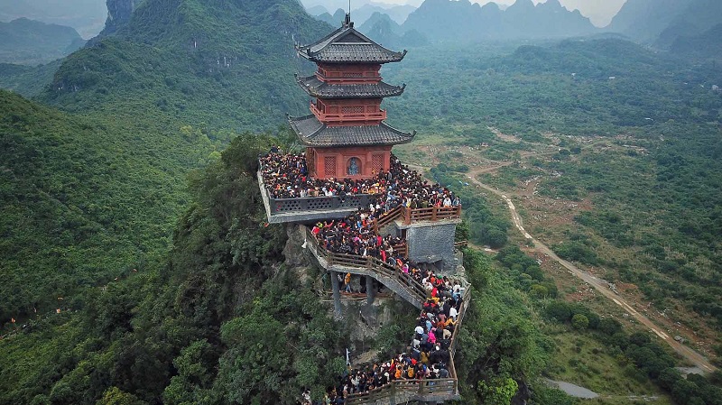 Du khách tham quan chùa Tam Chúc