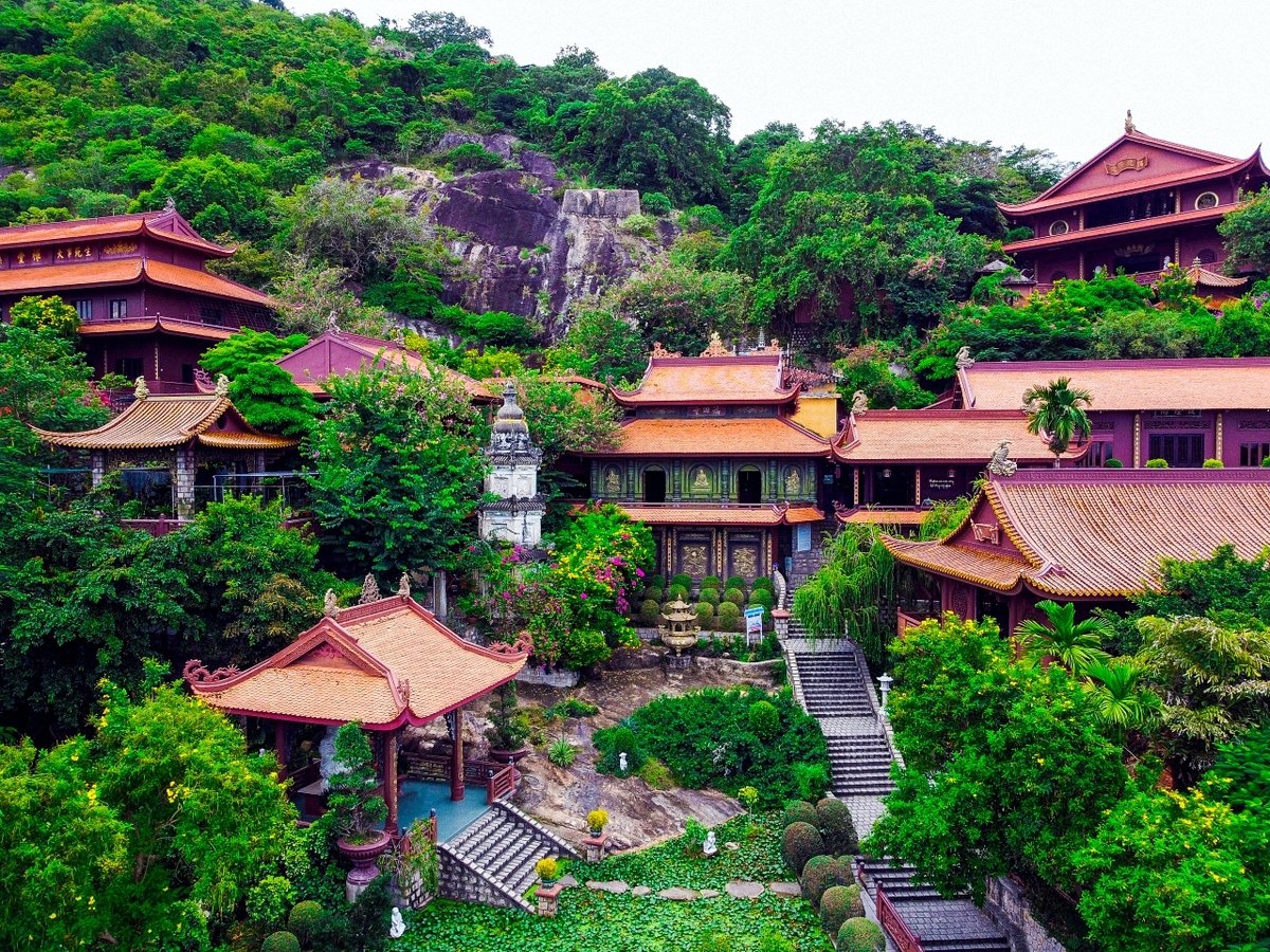Đường lên Chùa Hang với cảnh quan thiên nhiên hùng vĩ.