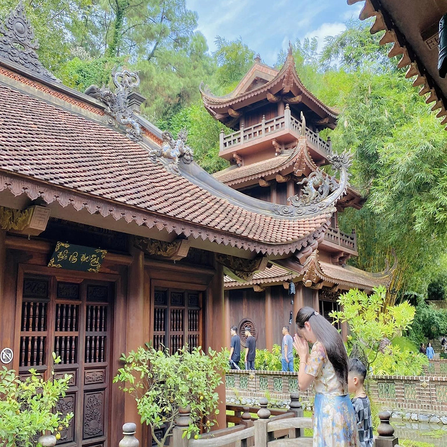 Chùa Đùng thu hút đông đảo các Phật tử và du khách thập phương