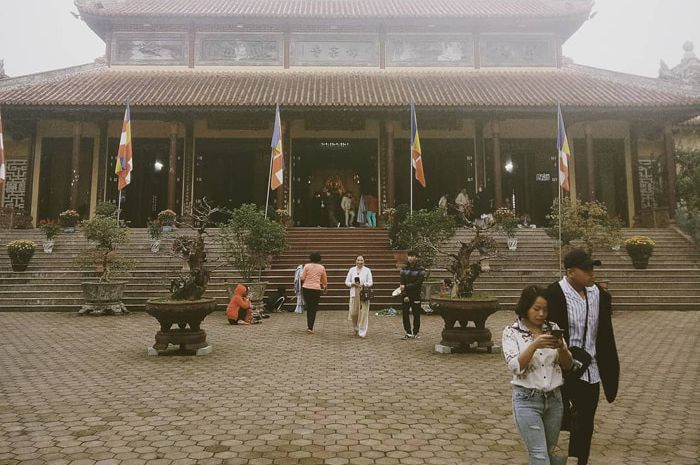 Hướng dẫn tham quan Chùa Từ Đàm: Kinh nghiệm cho du khách Hướng dẫn tham quan Chùa Từ Đàm: Kinh nghiệm cho du khách