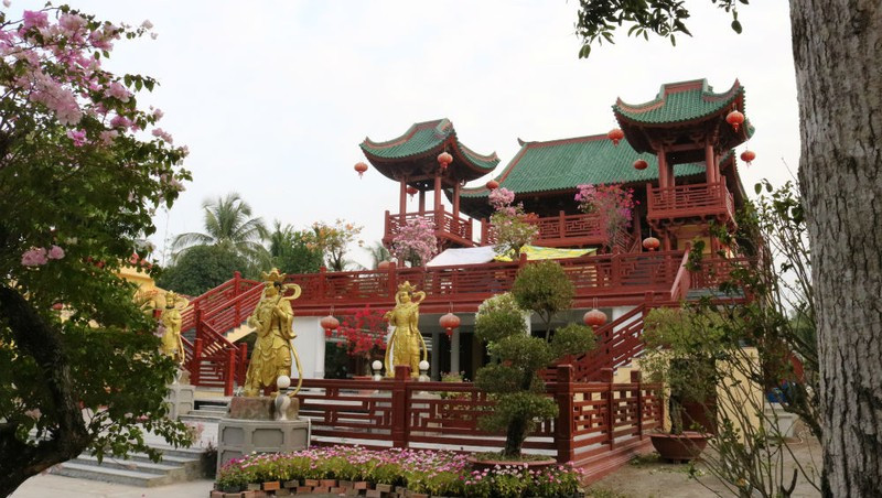 Chùa Lầu mang phong cách kiến trúc độc đáo, mang đậm hơi thở của xứ sở mặt trời mọc Chùa Lầu mang phong cách kiến trúc độc đáo, mang đậm hơi thở của xứ sở mặt trời mọc