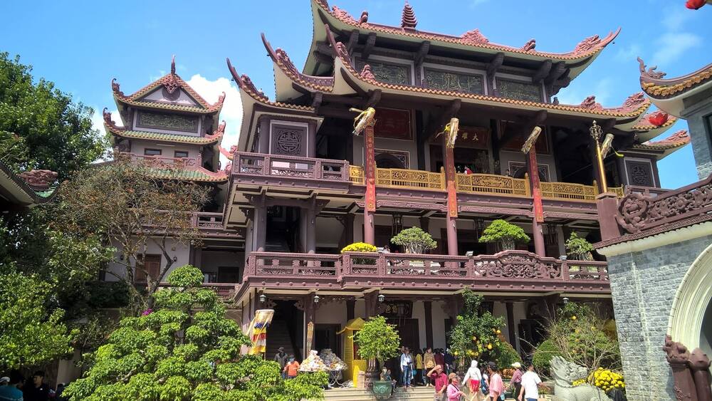 Chùa Thiên Hưng thu hút đông đảo du khách và Phật tử bởi vẻ đẹp kiến trúc độc đáo