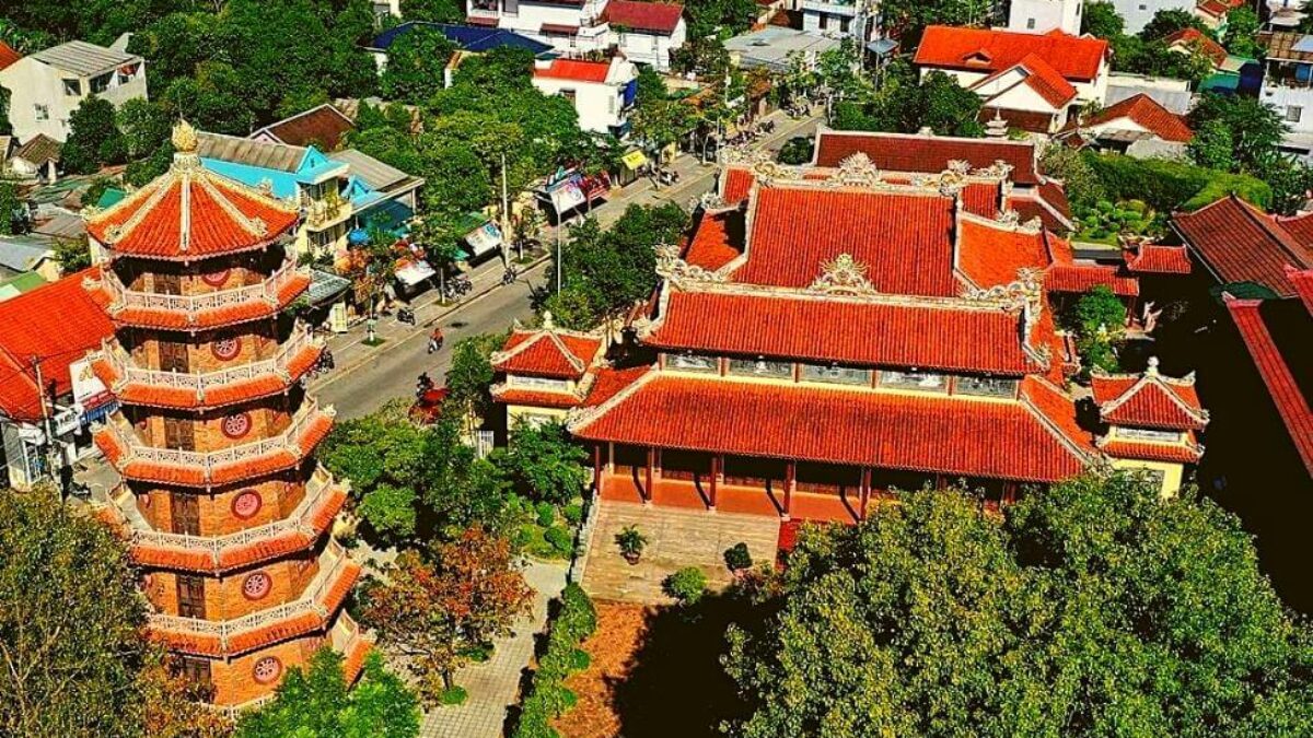 Kiến trúc độc đáo và cảnh quan thanh bình tại Chùa Từ Đàm Kiến trúc độc đáo và cảnh quan thanh bình tại Chùa Từ Đàm