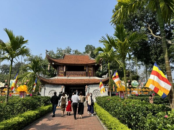 Chùa Bút Tháp nằm cách trung tâm Hà Nội khoảng 40km