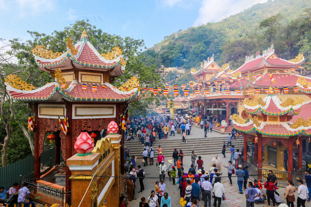 Không gian yên bình, hít thở bầu không khí trong lành của núi rừng