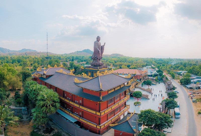 Cảnh Quan Xung Quanh Chùa