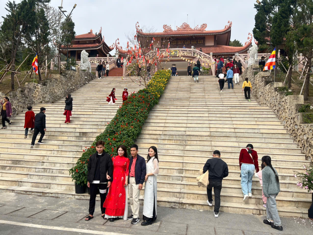Nên đi chùa Cái Bầu vào buổi sáng sớm hoặc chiều muộn.
