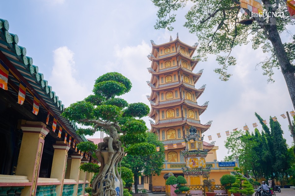 Tháp cao 7 tầng mới được phục dựng