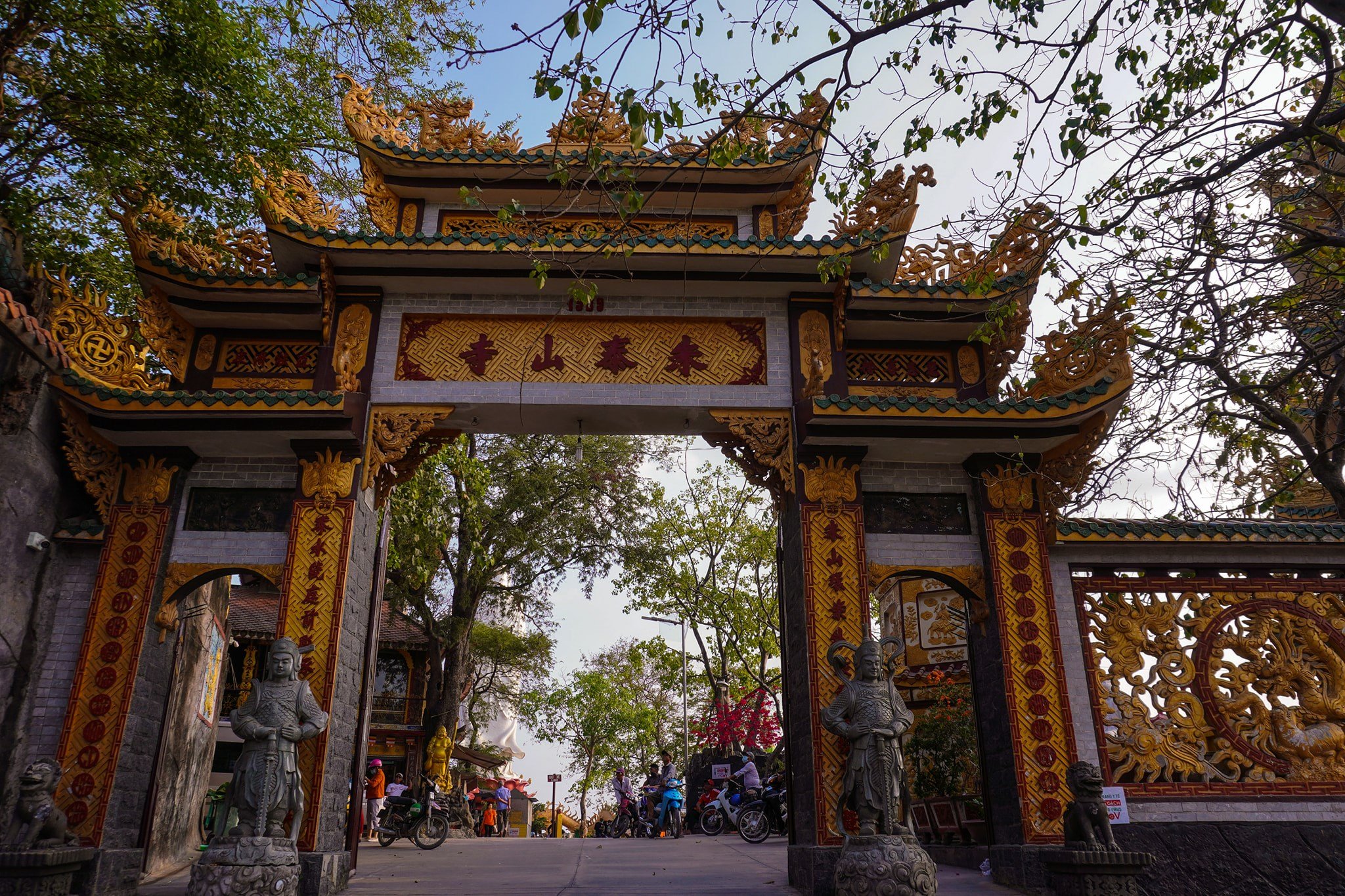 Chùa Châu Thới không chỉ là chuyến đi tham quan một di tích lịch sử mà còn là một trải nghiệm tâm linh