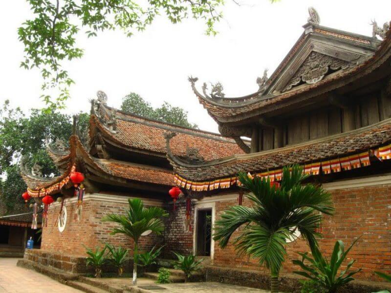 Kiến trúc tổng thể Chùa Mía với mái ngói vẩy cá và tường đá ong đặc trưng của kiến trúc Phật giáo thời Lê, nằm giữa khung cảnh làng quê yên bình vùng Sơn Tây.
Xem thêm: Tử vi hàng ngày mang đến dự đoán chi tiết về công việc, tài chính, tình duyên và sức khỏe theo từng ngày, giúp bạn chủ động nắm bắt vận trình.
4. Kho tàng tượng Phật – Bộ sưu tập nghệ thuật lớn nhất Việt Nam
Chùa Mía nổi tiếng với bộ sưu tập 287 pho tượng Phật, được xem là kho tàng tượng Phật lớn nhất Việt Nam xét về số lượng và đa dạng về dòng tượng. Các pho tượng này không chỉ là hiện thân của tín ngưỡng Phật giáo mà còn là những tác phẩm nghệ thuật điêu khắc quý giá của thời Lê.
| Dòng tượng | Số lượng | Vật liệu | Niên đại | Đặc điểm nổi bật |
| Phật Tam Thế | 3 pho | Gỗ sơn son thếp vàng | Thế kỷ 17 | Thể hiện ba thời: quá khứ, hiện tại, vị lai |
| La Hán | 18 pho | Gỗ sơn son thếp vàng | Thế kỷ 17 | Mỗi vị có nét mặt, tư thế riêng biệt |
| Quan Âm các dạng | 5 pho | Gỗ sơn son thếp vàng | Thế kỷ 17 | Nổi bật có Quan Âm Tống Tử (bế con) |
| Kim Đồng Ngọc Nữ | 2 pho | Gỗ sơn son thếp vàng | Thế kỷ 17 | Hầu hai bên Phật Bà Quan Âm |
| Bà Chúa Mía | 1 pho | Gỗ sơn son thếp vàng | Thế kỷ 17 | Tượng người thật, mặc áo thụng quý tộc, thần thái trang nghiêm |
| Di Lặc | 1 pho | Gỗ sơn son thếp vàng | Thế kỷ 17 | Tượng Phật tương lai, bụng tròn, miệng cười tươi |
| Hộ Pháp | 4 pho | Gỗ sơn son thếp vàng | Thế kỷ 17 | Tư thế oai phong, mang giáp trụ, bảo vệ chùa |
| Các vị Bồ Tát | 15 pho | Gỗ sơn son thếp vàng | Thế kỷ 17 | Đa dạng tư thế, biểu cảm phong phú |
| Tượng Phật khác | 238 pho | Gỗ sơn son thếp vàng | Thế kỷ 17 | Phân bố ở các ban thờ phụ, tạo sự linh thiêng toàn diện |
Trong số những pho tượng tiêu biểu, không thể không nhắc đến bộ tượng Tam Thế – đại diện cho ba thời quá khứ, hiện tại và vị lai, được đặt trang trọng tại thượng điện. Đặc biệt, bộ tượng 18 vị La Hán của chùa được đánh giá là một trong những bộ tượng La Hán đẹp nhất Việt Nam, mỗi vị mang một nét mặt, tư thế, thần thái riêng, thể hiện sự tinh tế trong nghệ thuật điêu khắc thời Lê.
Pho tượng bà Chúa Mía (Nguyễn Thị Đào) là một hiện tượng đặc biệt, bởi đây là tượng của người có thật, được tạc với kích thước như người thực, mặc áo thụng đại quý tộc, thể hiện sự tôn kính của người dân địa phương đối với người có công xây dựng ngôi chùa.
Về vật liệu, các pho tượng tại Chùa Mía chủ yếu được tạc từ gỗ quý, sau đó được sơn son thếp vàng theo kỹ thuật truyền thống. Đây không chỉ là kỹ thuật trang trí mà còn mang ý nghĩa tôn nghiêm hóa, thần thánh hóa các pho tượng, đồng thời giúp bảo quản gỗ trước tác động của thời gian và khí hậu.
Xem thêm: Lịch vạn niên là công cụ tra cứu ngày tháng theo cả dương lịch và âm lịch, kèm thông tin tiết khí, ngày tốt xấu và sự kiện quan trọng qua các năm.
5. Giá trị văn hóa, tín ngưỡng và lễ hội Chùa Mía
Chùa Mía không chỉ là công trình kiến trúc Phật giáo đẹp mà còn là trung tâm văn hóa tâm linh quan trọng của vùng đất Đường Lâm, Sơn Tây. Ngôi chùa đóng vai trò thiết yếu trong đời sống tinh thần của người dân địa phương, nơi gìn giữ và phát huy những giá trị văn hóa truyền thống suốt hàng trăm năm qua.
Trong lịch sử phát triển Phật giáo Việt Nam, Chùa Mía là một minh chứng sống động cho quá trình Việt hóa Phật giáo, thể hiện qua sự kết hợp hài hòa giữa tín ngưỡng Phật giáo và tín ngưỡng thờ Mẫu, thờ Thành hoàng của người Việt. Điều này thể hiện rõ qua việc trong chùa vừa thờ Phật, vừa thờ bà Chúa Mía – một nhân vật lịch sử có thật.
Hàng năm, Chùa Mía tổ chức nhiều lễ hội và sự kiện tâm linh quan trọng, thu hút đông đảo Phật tử và du khách thập phương:
- Lễ hội Xuân: Diễn ra từ mùng 1 đến rằm tháng Giêng Âm lịch, là dịp người dân địa phương và khách thập phương về chùa cầu an, cầu lộc đầu năm.
- Lễ Phật Đản: Tổ chức vào ngày rằm tháng 4 Âm lịch, kỷ niệm ngày Đức Phật Thích Ca Mâu Ni đản sinh.
- Lễ Vu Lan: Diễn ra vào rằm tháng 7 Âm lịch, là dịp báo hiếu cha mẹ, tưởng nhớ tổ tiên.
- Lễ thỉnh kinh cầu quốc thái dân an: Tổ chức định kỳ hàng tháng vào ngày rằm và mùng một.
Các lễ hội tại Chùa Mía không chỉ mang ý nghĩa tâm linh mà còn là dịp gìn giữ và phát huy các giá trị văn hóa phi vật thể như hát chầu văn, múa lễ, trò chơi dân gian. Đây cũng là nơi kết nối cộng đồng, tăng cường tình đoàn kết và giữ gìn bản sắc văn hóa địa phương.
Trong những năm gần đây, cùng với sự phát triển của du lịch văn hóa, Chùa Mía cũng trở thành điểm đến hấp dẫn, góp phần quảng bá hình ảnh văn hóa Việt Nam đến với bạn bè quốc tế. Các hoạt động bảo tồn di sản văn hóa tại chùa cũng được chú trọng, từ việc trùng tu kiến trúc đến bảo quản các hiện vật, tượng thờ quý giá.
6. Hướng dẫn tham quan, trải nghiệm Chùa Mía
Để có trải nghiệm trọn vẹn khi tham quan Chùa Mía, du khách nên tham khảo những thông tin thiết yếu sau:
Thời gian mở cửa và quy định tham quan:
- Giờ mở cửa: 6h00 – 18h00 hàng ngày
- Vé tham quan: Miễn phí (có thể ủng hộ công đức tùy tâm)
- Quy định: Ăn mặc lịch sự, kín đáo; giữ trật tự, không nói to, cười đùa trong khuôn viên chùa
Thời điểm lý tưởng để tham quan:
- Mùa xuân (tháng 1-3 Âm lịch): Không khí lễ hội sôi động, hoa nở rộ
- Mùa thu (tháng 8-10 Âm lịch): Thời tiết dễ chịu, cảnh quan thanh bình
- Buổi sáng sớm (6h-8h) hoặc chiều muộn (16h-18h): Tránh đông đúc, ánh sáng đẹp cho chụp ảnh
Những điểm không nên bỏ lỡ:
- Bộ tượng 18 vị La Hán với những nét mặt, tư thế độc đáo
- Tượng bà Chúa Mía – nhân vật lịch sử có công xây dựng chùa
- Kiến trúc mái ngói vẩy cá, tường đá ong đặc trưng
- Bia đá cổ ghi lại lịch sử xây dựng chùa
- Không gian sân vườn thanh tịnh với những cây cổ thụ hàng trăm năm tuổi
Trải nghiệm kết hợp: Sau khi tham quan Chùa Mía, du khách có thể mở rộng hành trình khám phá làng cổ Đường Lâm với nhiều điểm đến thú vị:
- Nhà cổ Đường Lâm: Cách chùa khoảng 500m, là những ngôi nhà gỗ cổ hàng trăm năm tuổi
- Giếng Mơ: Giếng nước cổ với nhiều truyền thuyết dân gian
- Ẩm thực địa phương: Không nên bỏ lỡ các món đặc sản như chè lam, bánh tẻ Đường Lâm
Lưu ý khi tham quan:
- Nên mặc trang phục kín đáo, lịch sự (tránh quần short, áo hở vai)
- Tuân thủ nghi thức lễ Phật: Chắp tay, cúi đầu khi đi qua ban thờ
- Xin phép trước khi chụp ảnh các pho tượng và khu vực thờ tự
- Chuẩn bị nước uống, khăn lau mồ hôi khi đi vào mùa hè
- Nên đi cùng hướng dẫn viên hoặc người am hiểu để hiểu rõ về lịch sử và ý nghĩa của các hiện vật
Nhiều du khách đánh giá rằng thời gian lý tưởng dành cho việc tham quan Chùa Mía khoảng 1-2 giờ, và nên kết hợp tham quan các điểm di tích khác trong làng cổ Đường Lâm để có trải nghiệm trọn vẹn về văn hóa và lịch sử vùng đất Sơn Tây.
![
