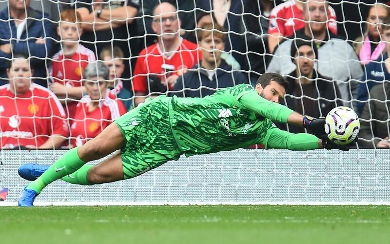 Alisson Becker nổi tiếng với khả năng phản xạ và xử lý bóng bằng chân trong hệ thống phòng ngự hiện đại.