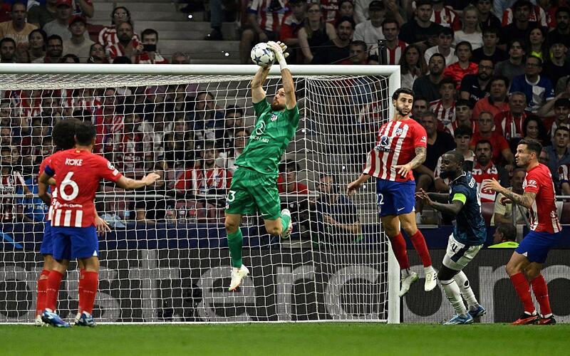 Jan Oblak nổi bật với khả năng phản xạ và những pha cứu thua quan trọng trong màu áo Atletico Madrid.