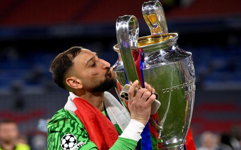 Gianluigi Donnarumma nổi bật với khả năng phản xạ, bắt bóng và thi đấu trong những trận cầu áp lực cao.